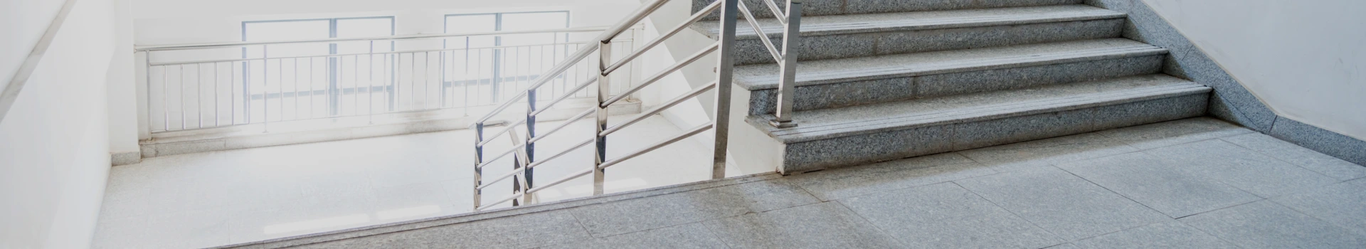 szare schody z metalowymi barierkami